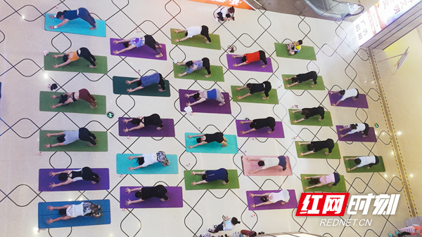 快闪！30多名瑜伽爱好者长沙卖场集体挑战最难瑜伽体式泛亚电竞(图1)