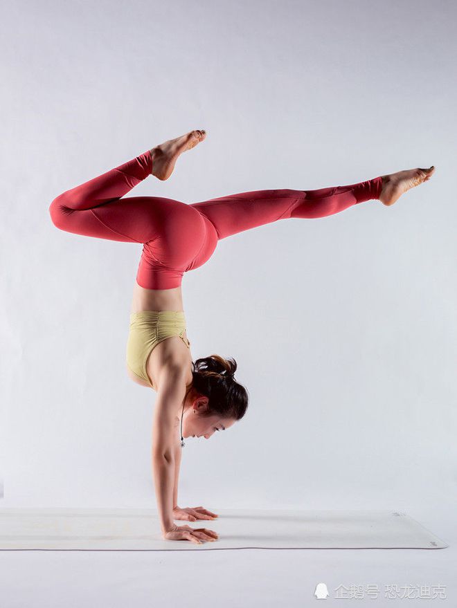 泛亚电竞健康又积极的瑜伽运动让女人和男人都能够找到欣赏点(图4)