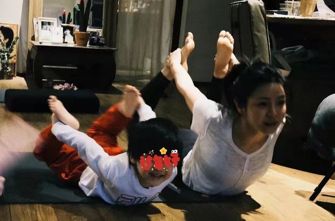 陈妍希带泛亚电竞儿子做瑜伽！素颜仍如少女5岁小星星下巴酷似陈晓(图4)