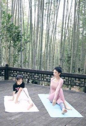 泛亚电竞黄奕女儿长大了母女一起做瑜伽好温馨44岁黄奕身材令人惊艳(图2)