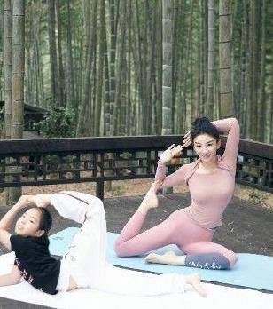 泛亚电竞黄奕女儿长大了母女一起做瑜伽好温馨44岁黄奕身材令人惊艳(图5)