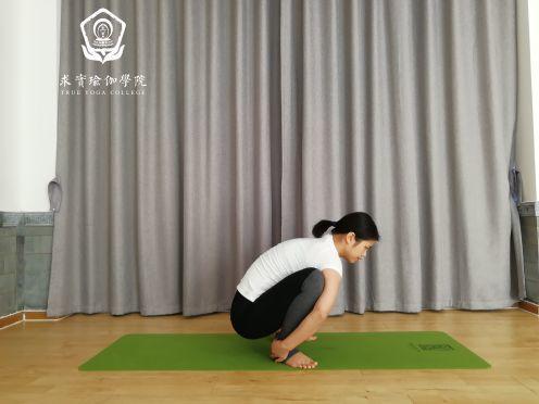 泛亚电竞求实瑜伽丨10个体式帮你疏通膀胱经络排毒养颜(图7)