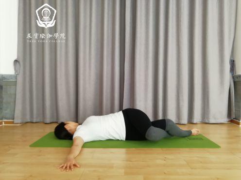 泛亚电竞求实瑜伽丨10个体式帮你疏通膀胱经络排毒养颜(图8)