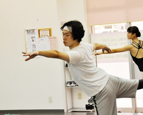泛亚电竞日媒：日本大叔们“少女心”爆棚 爱上瑜伽芭蕾(图2)
