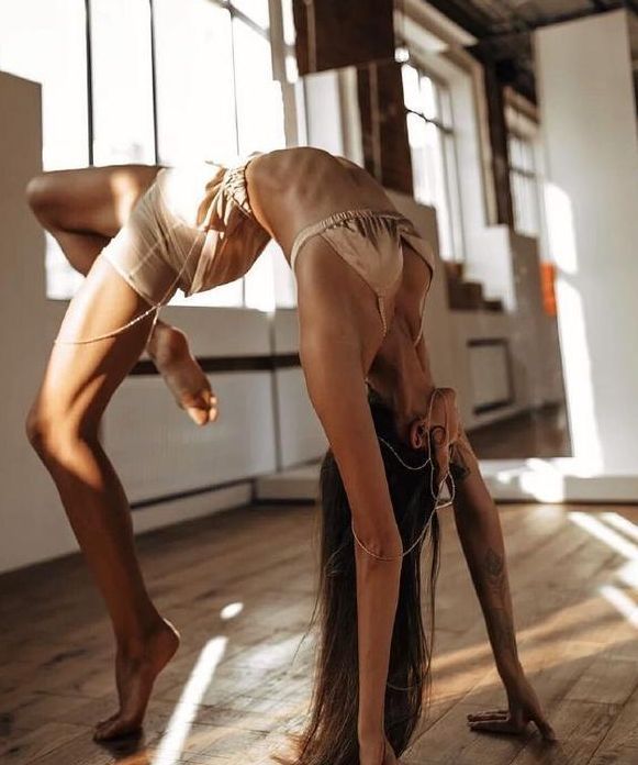 被泛亚电竞誉为“瑜伽女神”的安娜高难度体式随意做感觉就像跳芭蕾(图4)