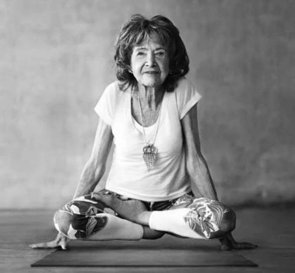 全球最年泛亚电竞长瑜伽老师去世亨年101岁(图7)