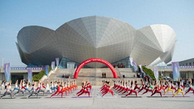 陕西省第四届全民健身运动会社会组健身瑜伽比赛在扶风县体育馆举行泛亚电竞(图2)