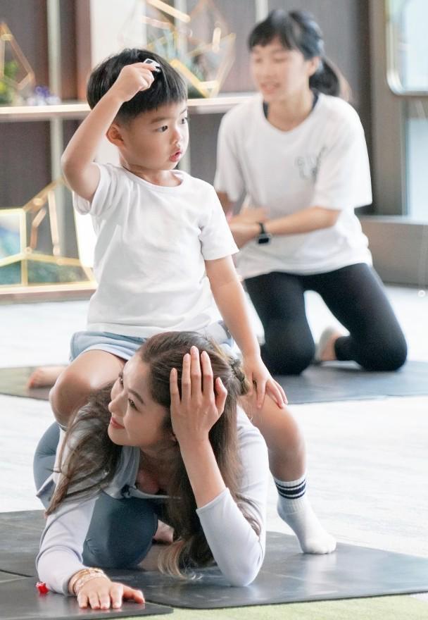 泛亚电竞中华小姐冠军岑丽香与儿子一起做瑜伽妈妈身材好儿子十分可爱(图1)
