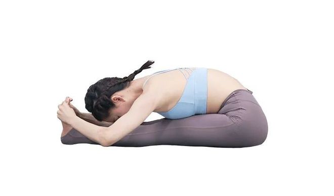 泛亚电竞7个睡前瑜伽动作促进睡眠焕发女人好气色！(图5)
