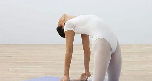 泛亚电竞背部不断增厚？练习几招简单瑜伽体式练出你的香脊玉背(图3)