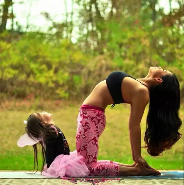 治愈系图片：和妈妈泛亚电竞一起练瑜伽超美超有爱！(图1)