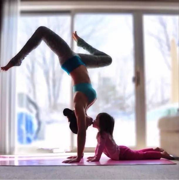 治愈系图片：和妈妈泛亚电竞一起练瑜伽超美超有爱！(图5)
