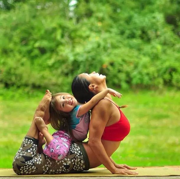 治愈系图片：和妈妈泛亚电竞一起练瑜伽超美超有爱！(图4)