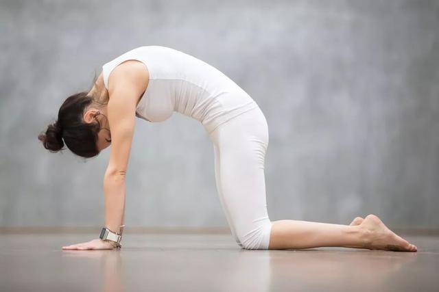 泛亚电竞坚持练瑜伽的女人：线岁刘涛状态满分身材紧致有型(图9)
