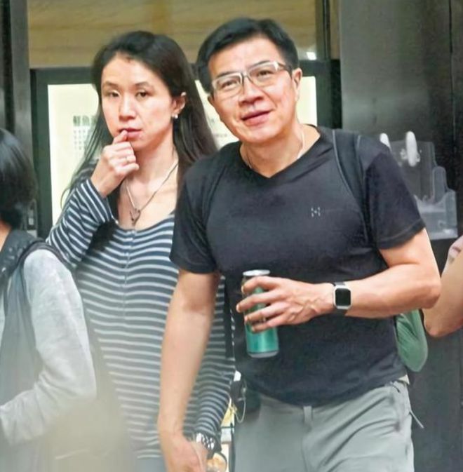 泛亚电竞平台网址：2015年一名香港教授将2个瑜伽球放入车内毒死了妻子和女儿(图4)