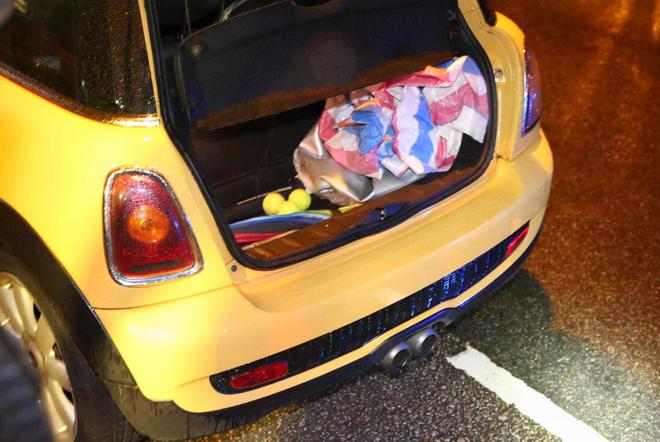 泛亚电竞平台网址：2015年一名香港教授将2个瑜伽球放入车内毒死了妻子和女儿(图17)