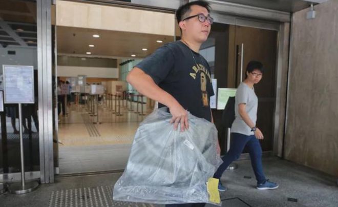 泛亚电竞平台网址：2015年一名香港教授将2个瑜伽球放入车内毒死了妻子和女儿(图23)