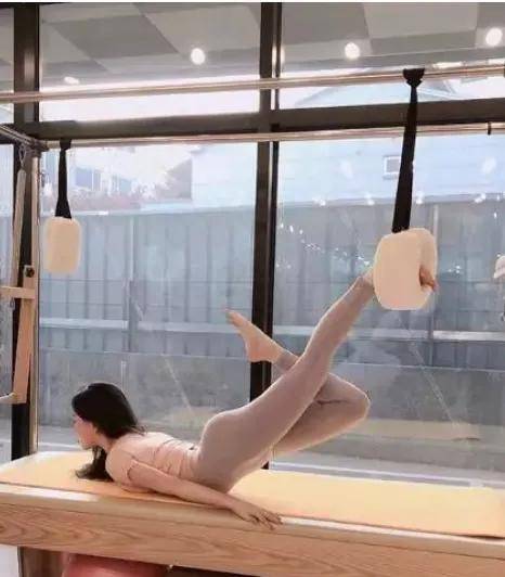 泛亚电竞：25岁的国外小姐姐酷爱瑜伽3年练就迷人腰肢时尚身材让人印象深刻(图2)