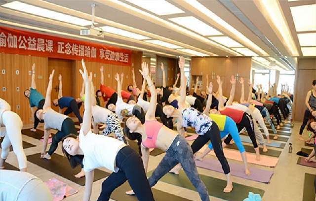 泛亚电竞官方网站：考瑜伽教练证有年龄限制吗？多大练习瑜伽合适？(图1)