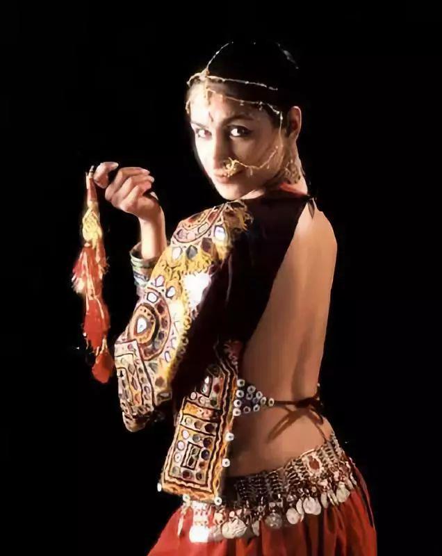 泛亚电竞平台网址：阿拉伯风情的舞姿太优美很神秘！(图4)
